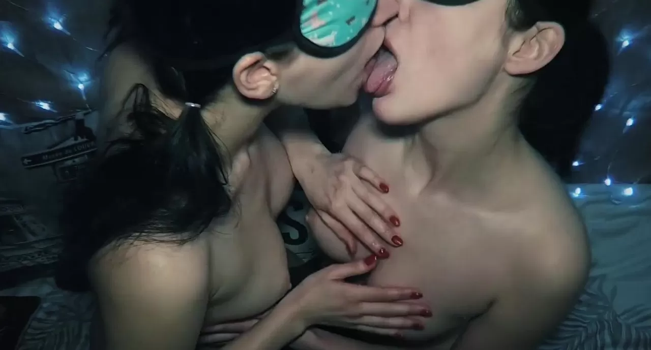 Слюни поцелуи лесбиянки порно видео