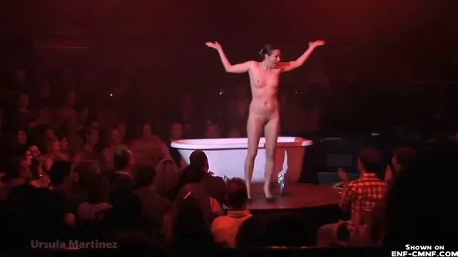 Поет на сцене голая порно видео