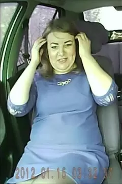 Русская телка сосет пенис у таксиста на заднем сиденье